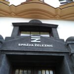 montaz_nerezoveho_napisu_Sprava_zeleznic_budovy_Spravy_zeleznic_a_dopravnich_cest_Praha_Karlin_4